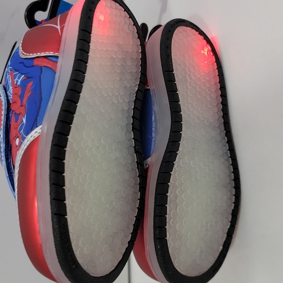 Boy's Spiderman Light-up Sneakers- size 7 - Picture 8 of 10